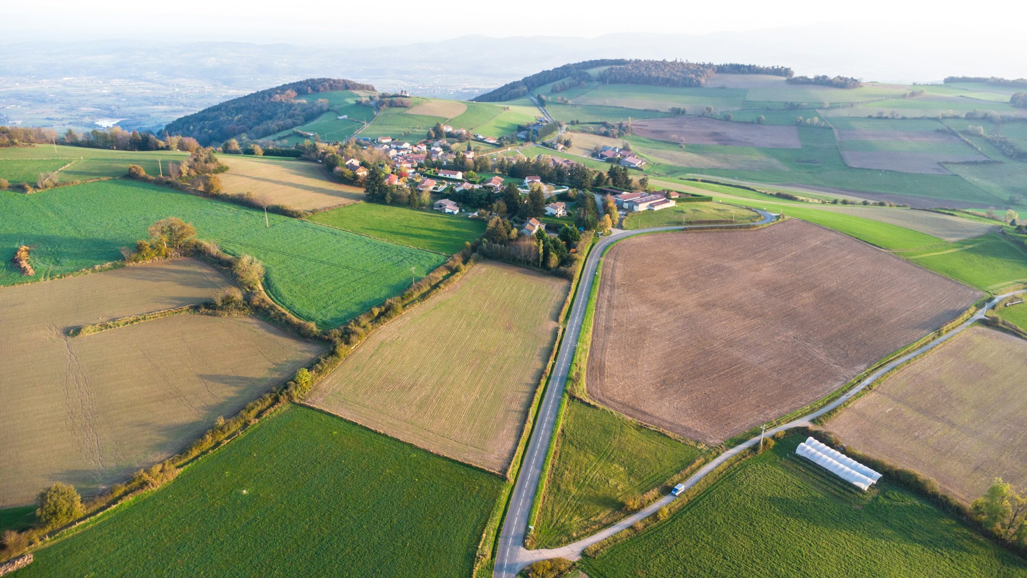 Vista aérea de uma área rural cortada por uma estrada