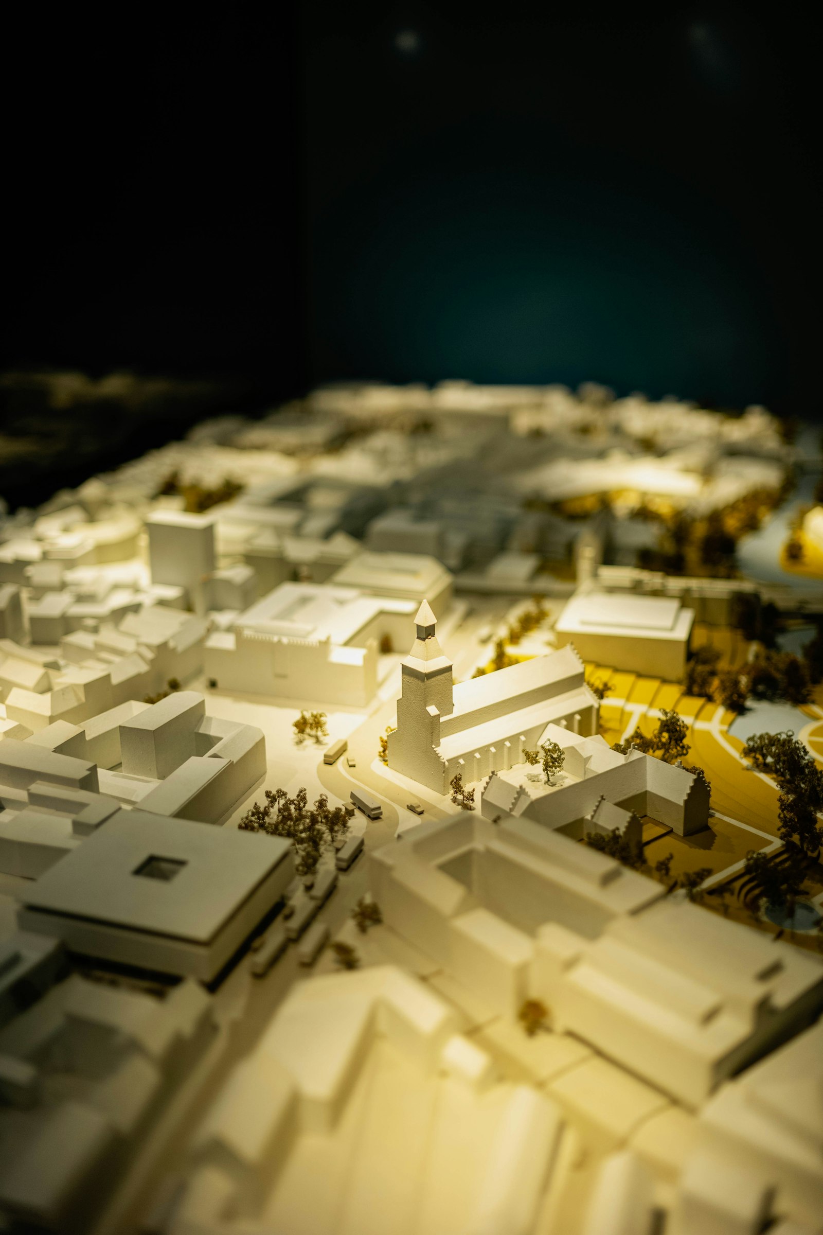 Maquete de uma cidade iluminada no escuro